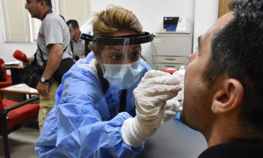 'Εκρηξη με 1.400 νέα κρούσματα κορονοϊού, 320 διασωληνωμένους και 27 θανάτους